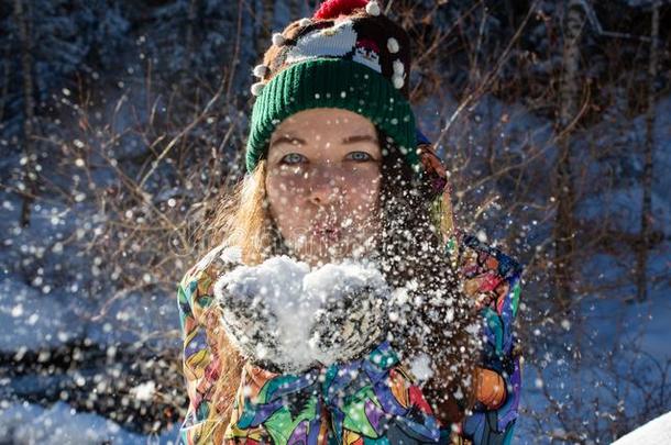 美好冬女孩吹风雪采用严寒的w采用ter公园.在户外.