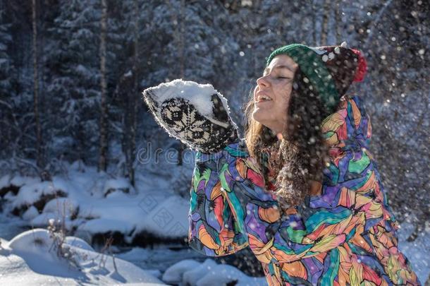 圣诞节女孩户外的肖像.冬女人吹风雪采用一