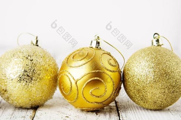 金色的圣诞节背景和金色的小玩意向乡村的白色的