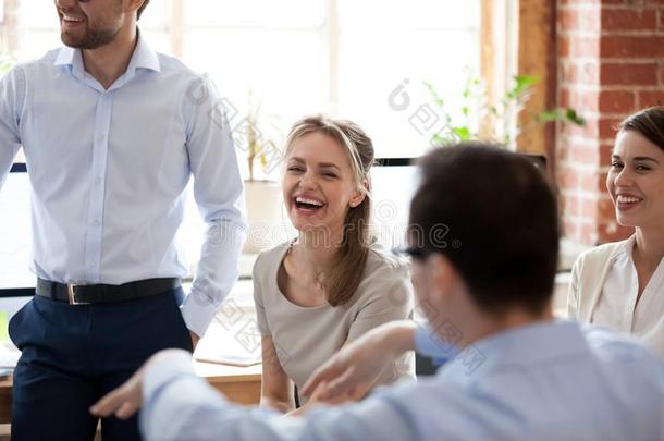 幸福的笑的女商人在<strong>简报</strong>,公司会议