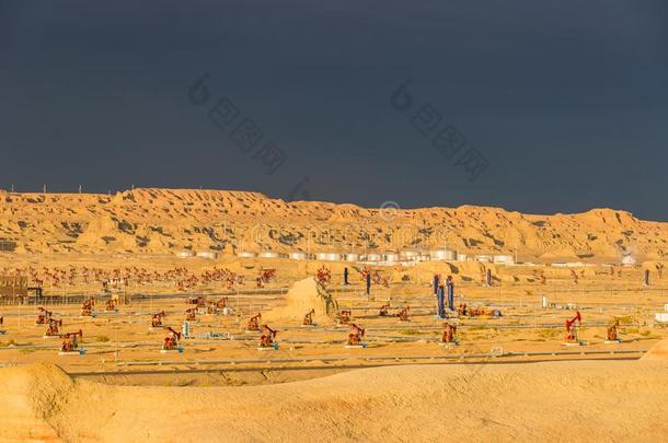 新疆有风的城市油田采用日落