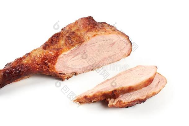 烤火鸡腿和刨切的火鸡肉隔离的向白色的后面