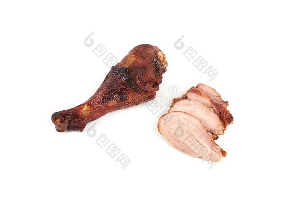 烤火鸡腿和刨切的火鸡肉隔离的向白色的后面