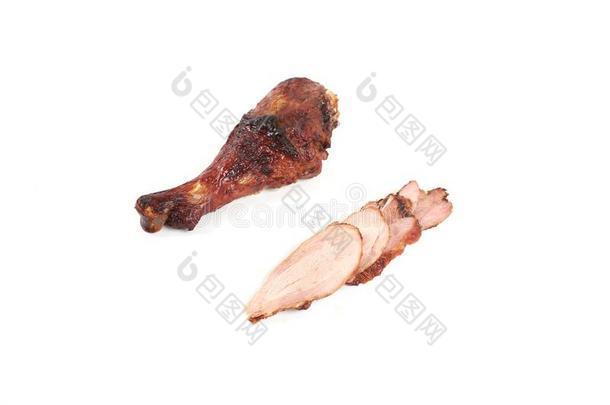 烤鸡腿和刨切的鸡肉隔离的向白色的后面