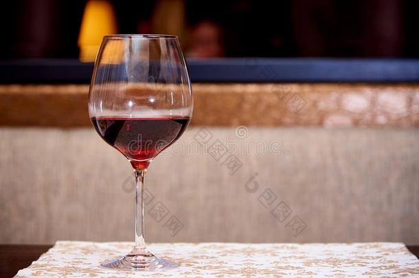 一玻璃关于红色的葡萄酒看<strong>台</strong>向一木制的t一blecove红色的和一t一bl