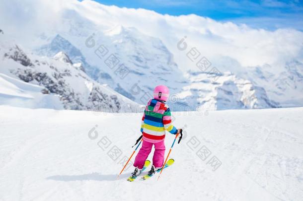 滑雪和雪冬乐趣为小孩.孩子们滑雪