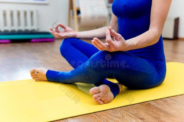 一女人开业的瑜伽练习在家