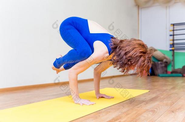 一女人<strong>开业</strong>的瑜伽练习在家