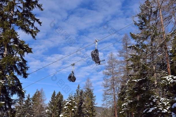 滑雪求助和缆绳c水lerelaystations电缆继电器站或空气的举起和滑雪-举起活动的水