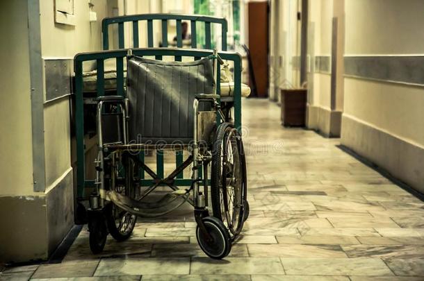 照片关于一空的轮椅采用指已提到的人医院房间