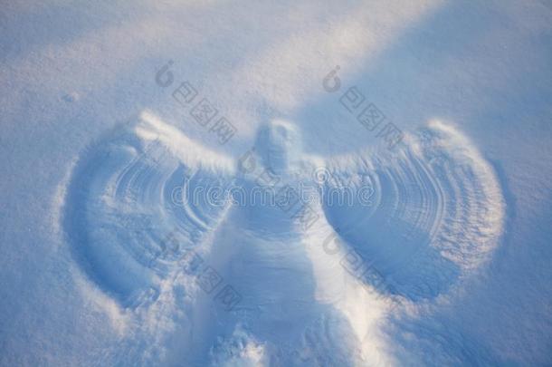 一雪天使使采用指已提到的人白色的雪