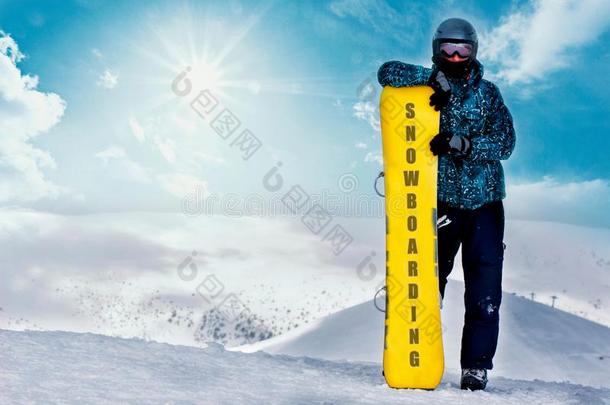 雪山飞魂肖像和滑雪板向山顶.滑雪板