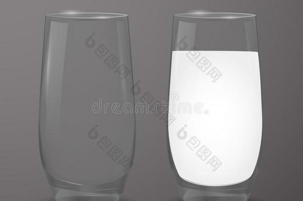 两个透明的杯子:空的玻璃和一玻璃关于奶