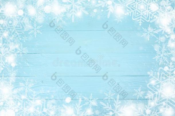 圣诞节框架关于雪花和复制品空间,向蓝色板木材