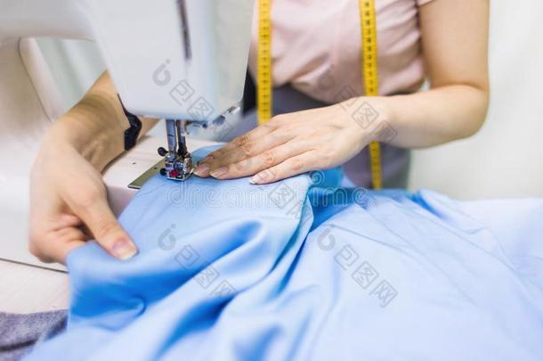 缝纫车间.女裁缝在使工作.年幼的女人使工作ing和Sweden瑞典