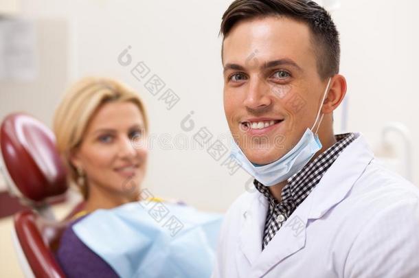 专业的牙科医生工作的在他的牙齿的诊所