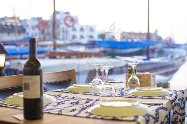 瓶子关于葡萄酒和<strong>画龙点睛</strong>看法关于凯里尼亚海港采用塞浦路斯