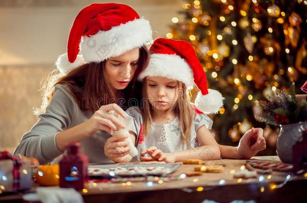 愉快的<strong>圣诞</strong>节和幸福的在假日.母亲和女儿烹饪术