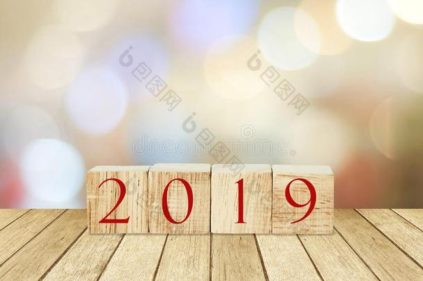 2019新的年招呼卡片,木制的立方形的东西和2019向木材tablet药片