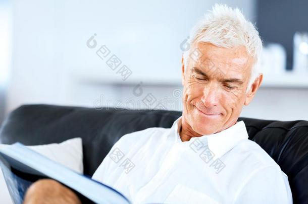 英俊的高<strong>年级</strong>学生男人阅读一书rel一xing向一sof一