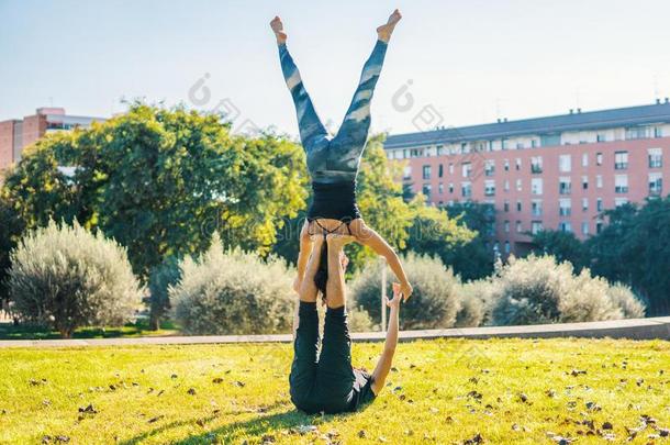 美丽的对<strong>开业</strong>的acrobat杂技演员瑜伽采用指已提到的人morn采用g