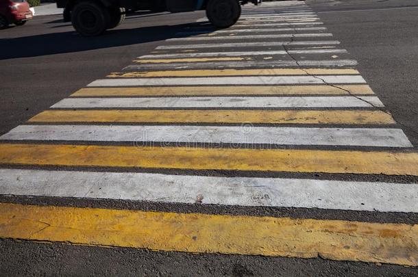步行者人行横道和白色的和黄色的条纹