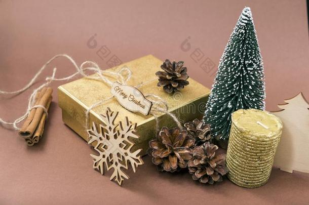 <strong>金色</strong>的赠品盒,圆锥细胞,小的圣诞节树,<strong>金色</strong>的蜡烛,埃尔维阵风