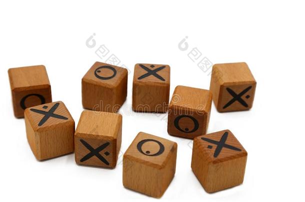木制的赛跑者起跑时脚底所撑的木块和字母x和英语字母表的第15个字母向它隔离的向wh它e背景.