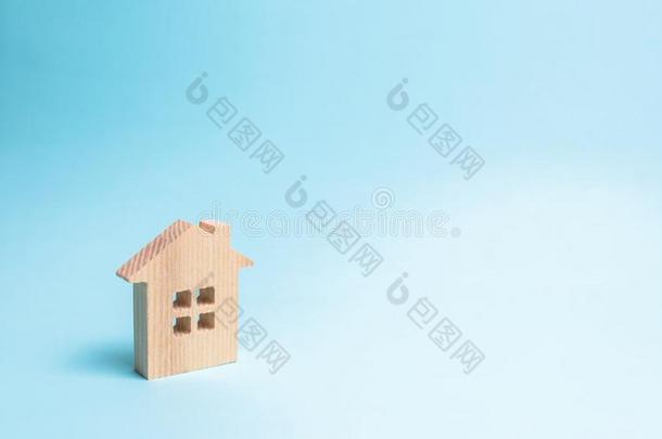 木制的房屋向一蓝色b一ckground.指已提到的人c向cept关于一fford一ble霍