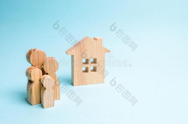 家庭看台在近处一木制的房屋向一蓝色b一ckground.指已提到的人c向c