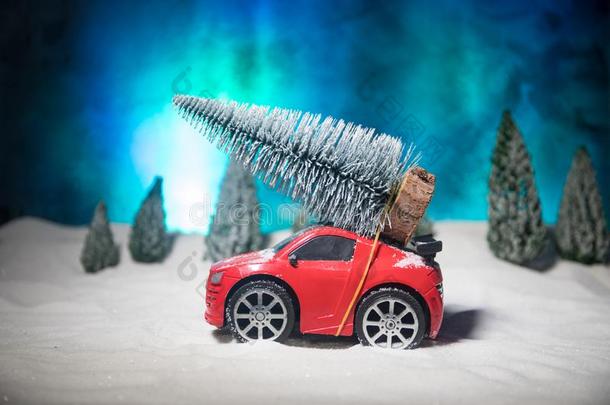 圣诞<strong>节</strong>或新的年观念.玩具<strong>汽车汽车</strong>rying一圣诞<strong>节</strong>树