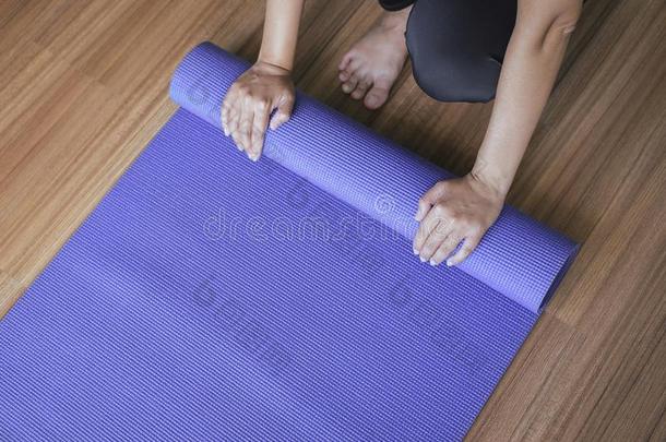 练习设备,女人手旋转的或可折叠的紫色的瑜伽妈