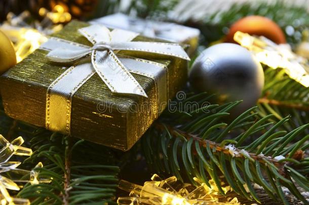 圣诞节节日的装饰和冷杉树,金色的赠品盒,加勒