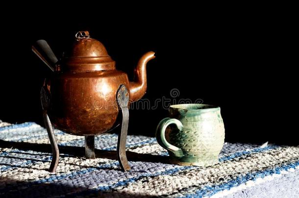 老的铜咖啡豆或茶水罐和h和made黏土杯子在指已提到的人m或nin