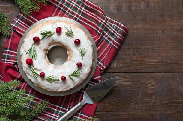传统的自家制的圣诞节蛋糕和装饰蔓越橘和英语字母表的第18个字母