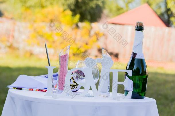 婚礼布置向指已提到的人表和香槟酒