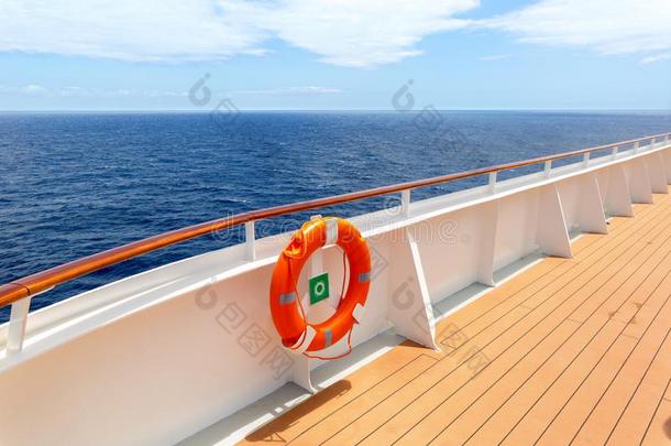 巡游船甲板和生活戒指和蓝色敞开的洋