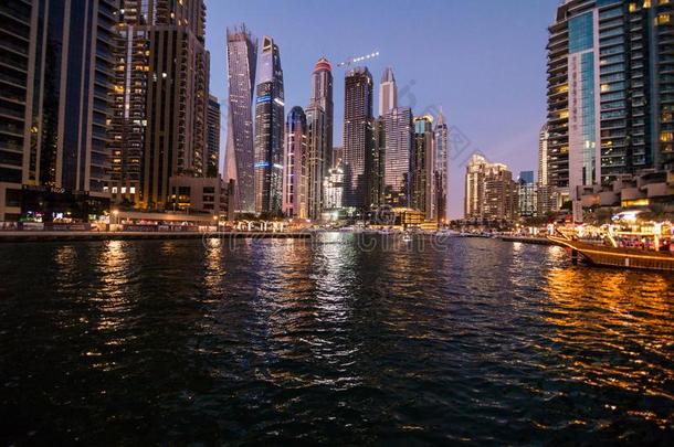 迪拜,UnitedArabEmir在es阿拉伯联合酋长国-十月,2018.摩天大楼在迪拜小艇船坞.迪拜妈