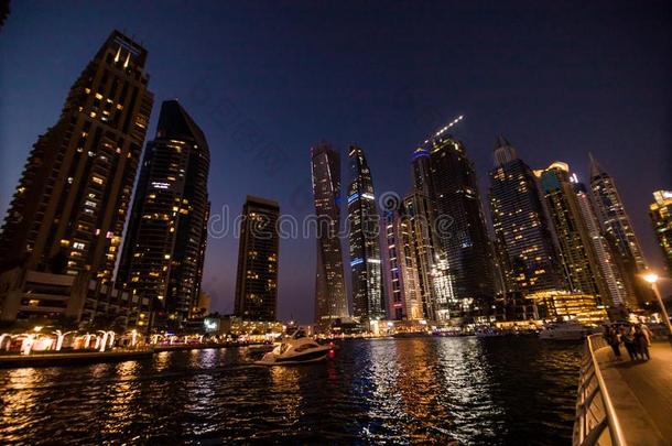 迪拜,UnitedArabEmir在es阿拉伯联合酋长国-十月,2018.摩天大楼在迪拜小艇船坞.迪拜妈