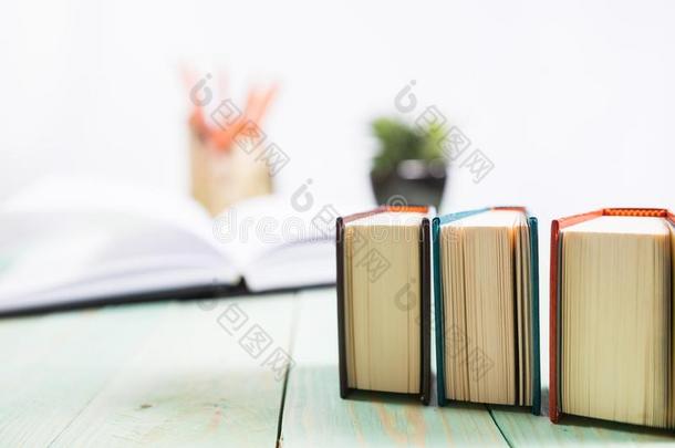 桩关于书向木制的背景