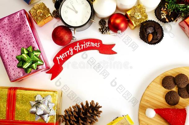 巧克力核仁巧克力饼和圣诞节赠品盒装饰向白色的用绳子拖的平底渡船