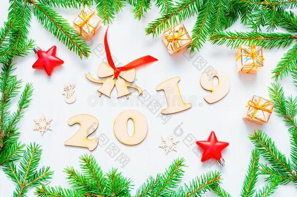 新的年2019背景,2019轮廓,圣诞节玩具,冷杉树枝