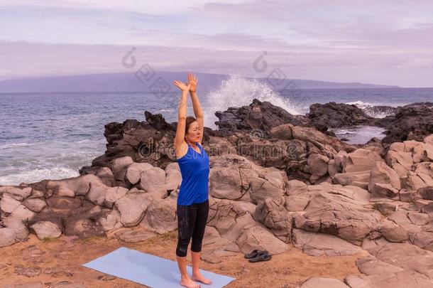 女人开业的瑜伽向指已提到的人毛伊岛海岸