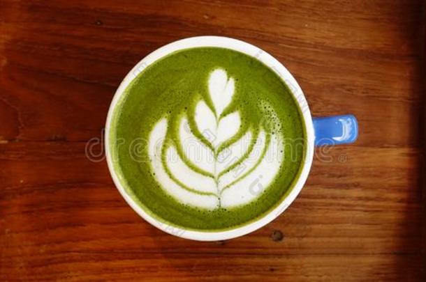 一杯子关于绿色的茶水日本抹茶拿铁咖啡