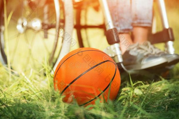 篮球是（be的三单形式产卵数在近处轮椅