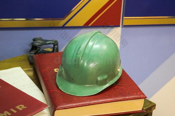 绿色的塑料制品安全头盔为指已提到的人工人.保护的头盔向