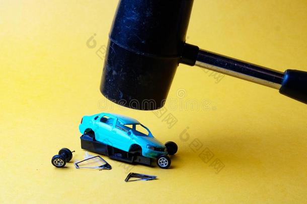 破碎的下蓝色汽车模型玩具越过哪一个悬铁锤黑的