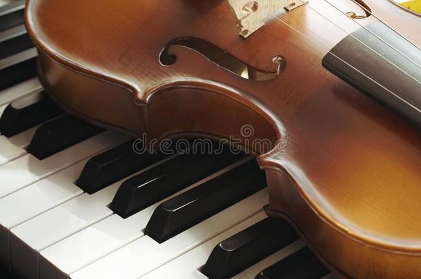 钢琴键盘和小提琴