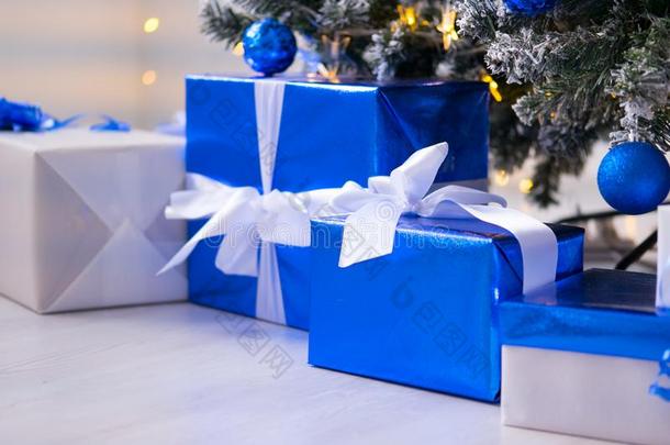 蓝色赠品盒在下面指已提到的人圣诞节树.富有色彩的蓝色和极少的量