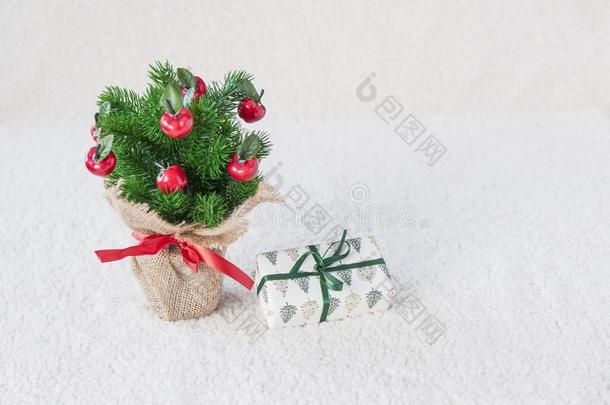 装饰的<strong>圣诞</strong>节树向白色的背景